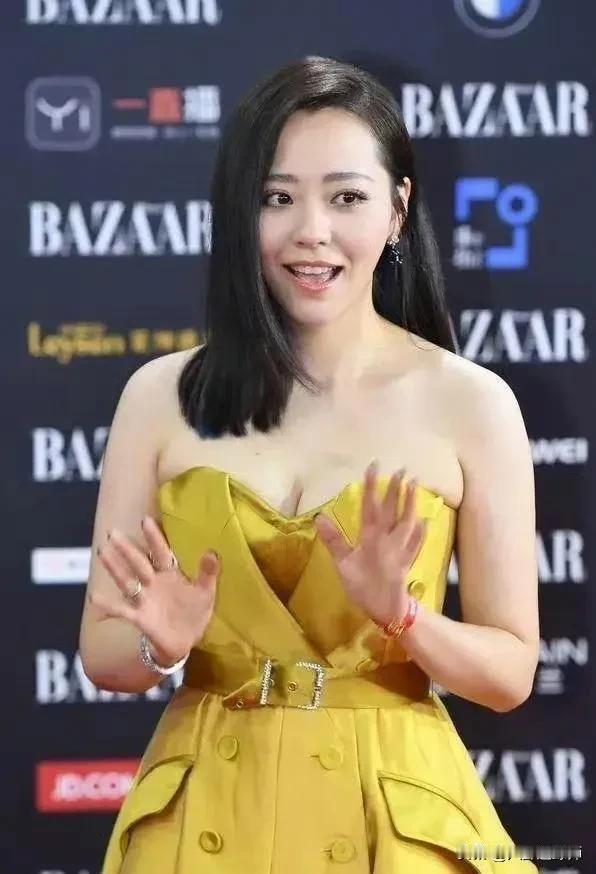 张靓颖身材这么爆炸！为什么还会被离婚？
毫不夸张的说，张靓颖的身材，比她唱歌的实