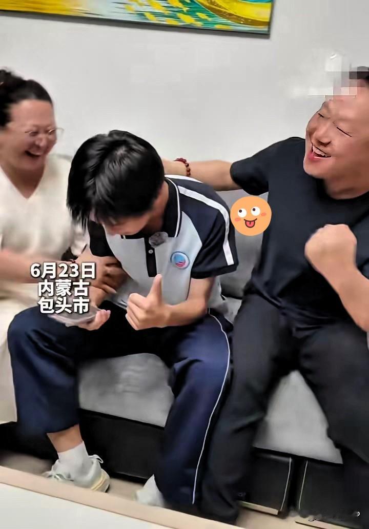 6月23日包头高考出分，考生张哲语一家人守在电脑前查成绩，看到分数的瞬间全家激动