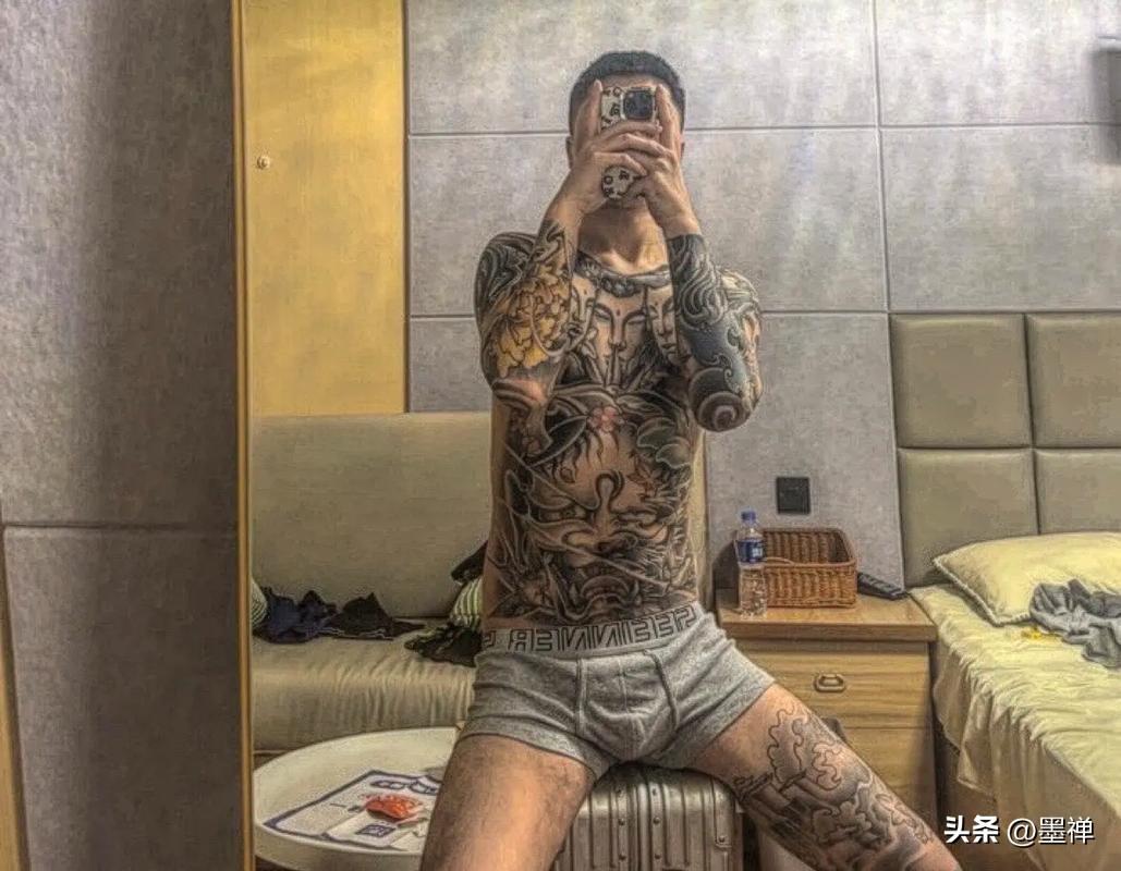 一位混社会的哥们说：
这世界就是一座巨大的斗兽场，规则残忍又直白。你只有两条路：