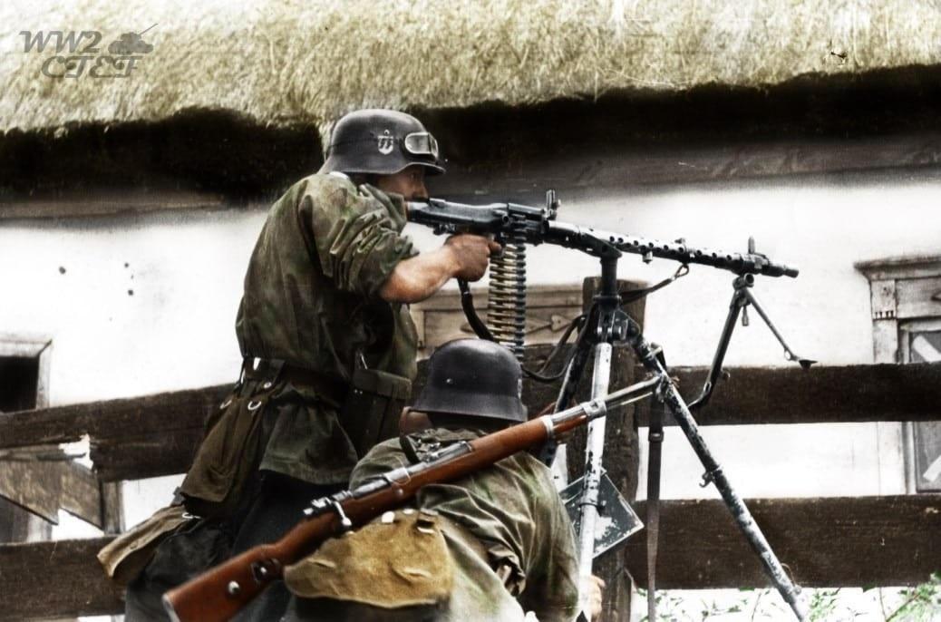这是一张照片，记录了党卫军 “维京” 师 MG-34 机枪小组的射击场景，拍摄于