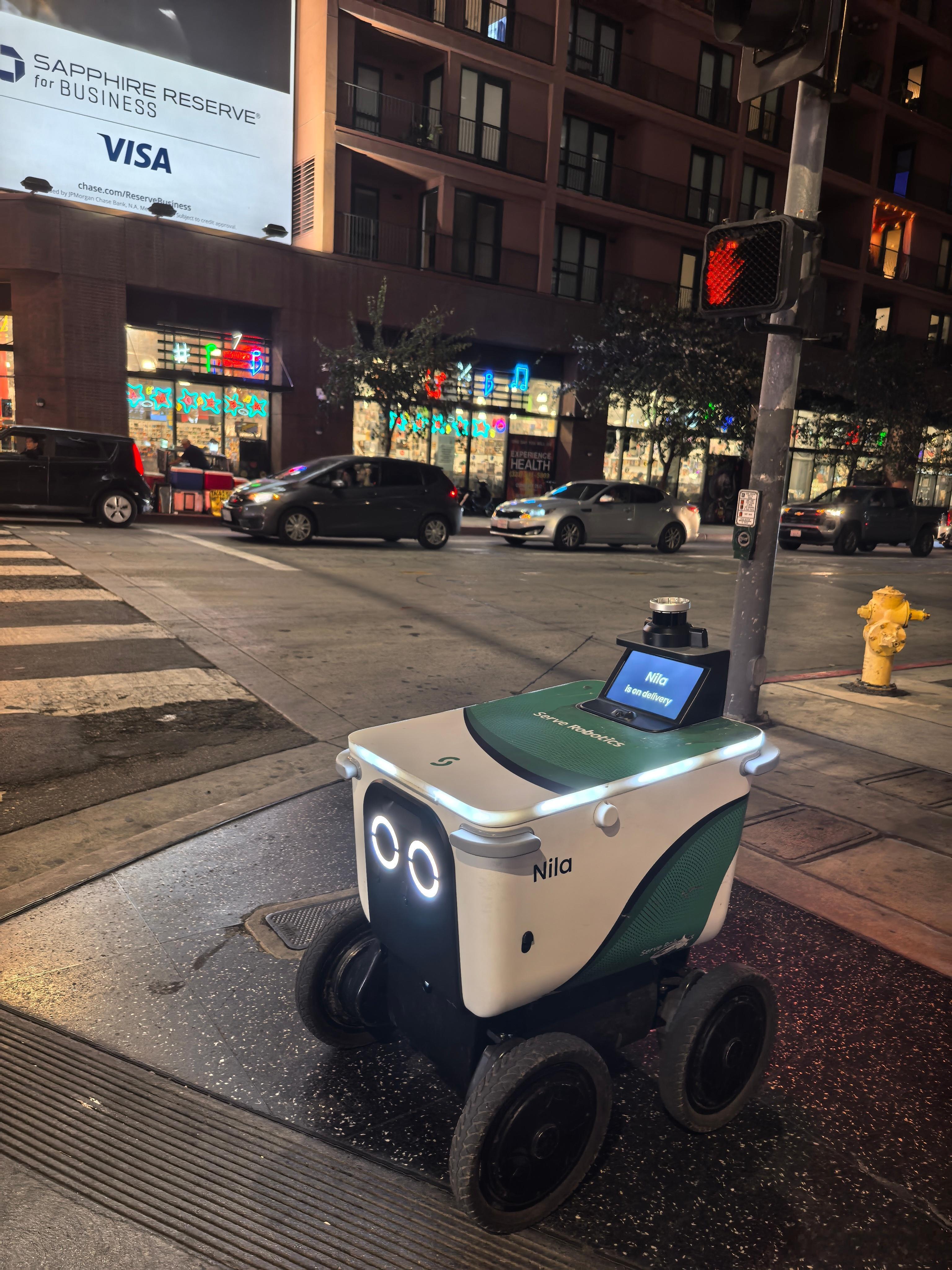 洛杉矶街头，无人驾驶taxi和外卖robot。东西都在拼命跑应用。每一天都是赛跑