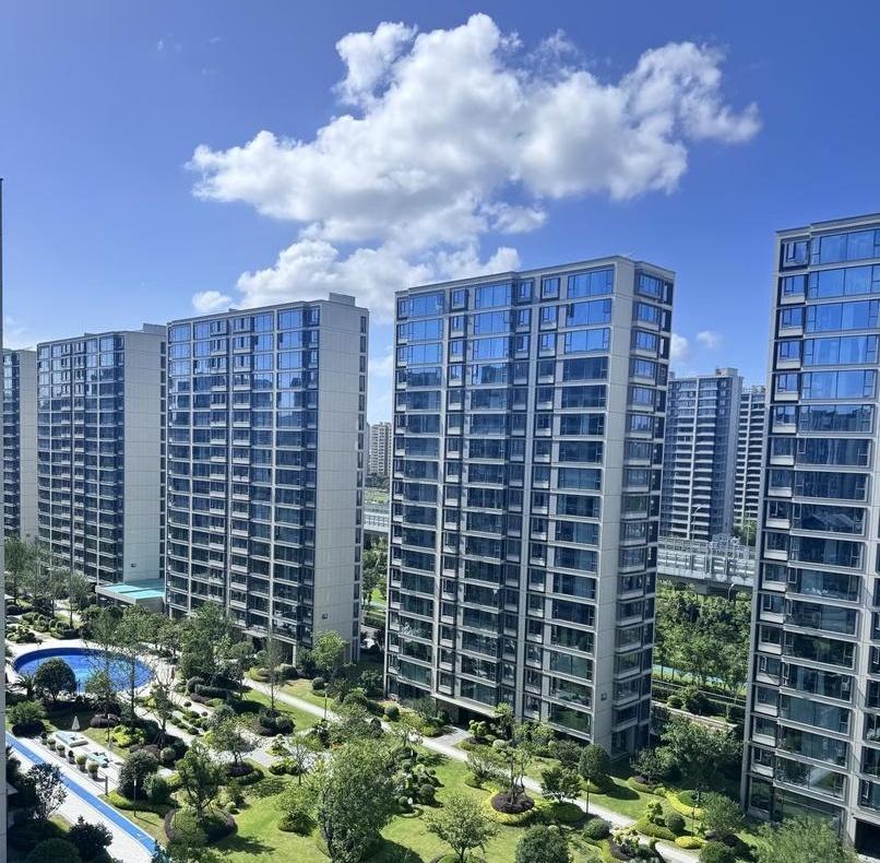 一位银行行长说了句扎心话：200万买的房，过几年可能只值150万；15万的车，现