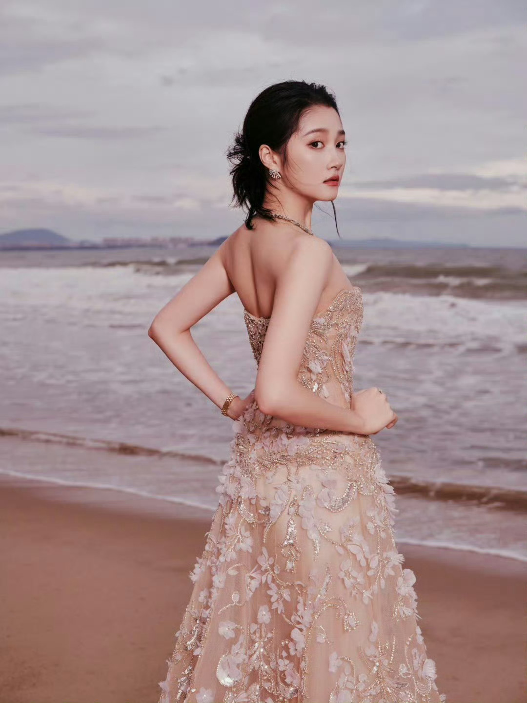 关晓彤造型正常了 确实正常了，这是下决心换造型师了？[哈哈][good][goo