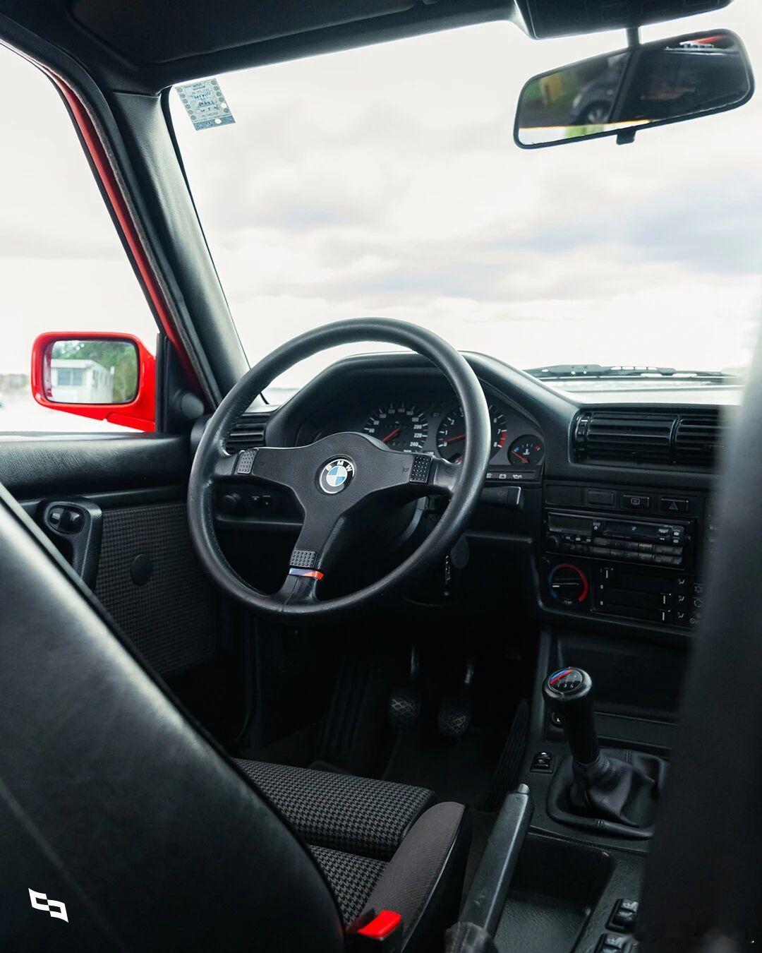 1987年E30 M3是宝马m系 鼻祖，为满足房车赛认证而生的性能图腾。搭载2.