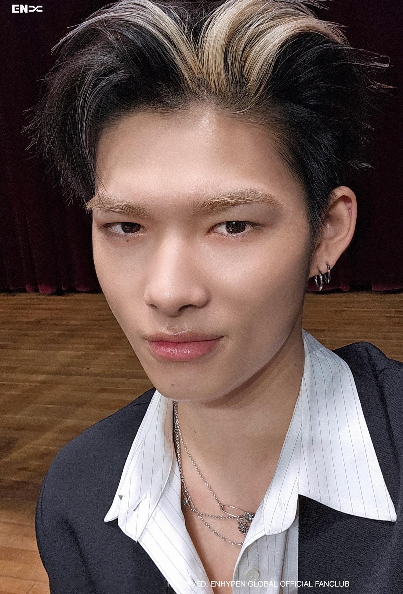 本来还不认识西村力因为mina这件事才了解了一下他长啥样，结果你告诉我一个男爱豆