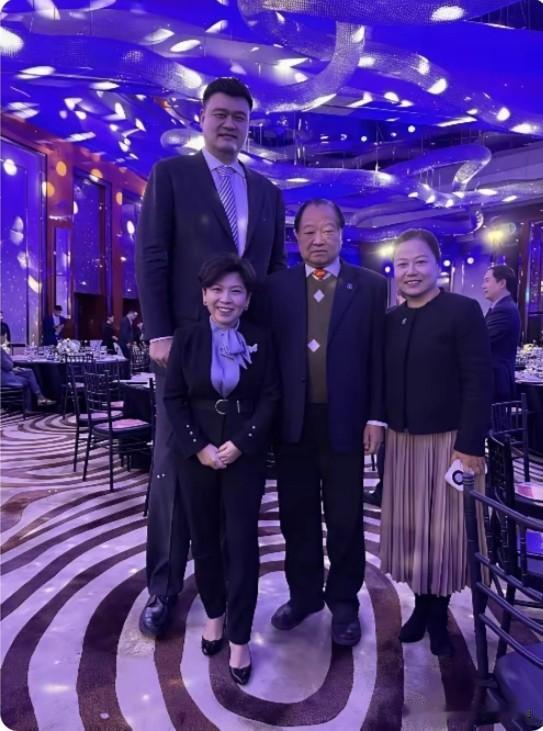 邓亚萍每次和姚明合影都笑得格外灿烂大方，整个人自信舒展，气质也越来越出众，这份有