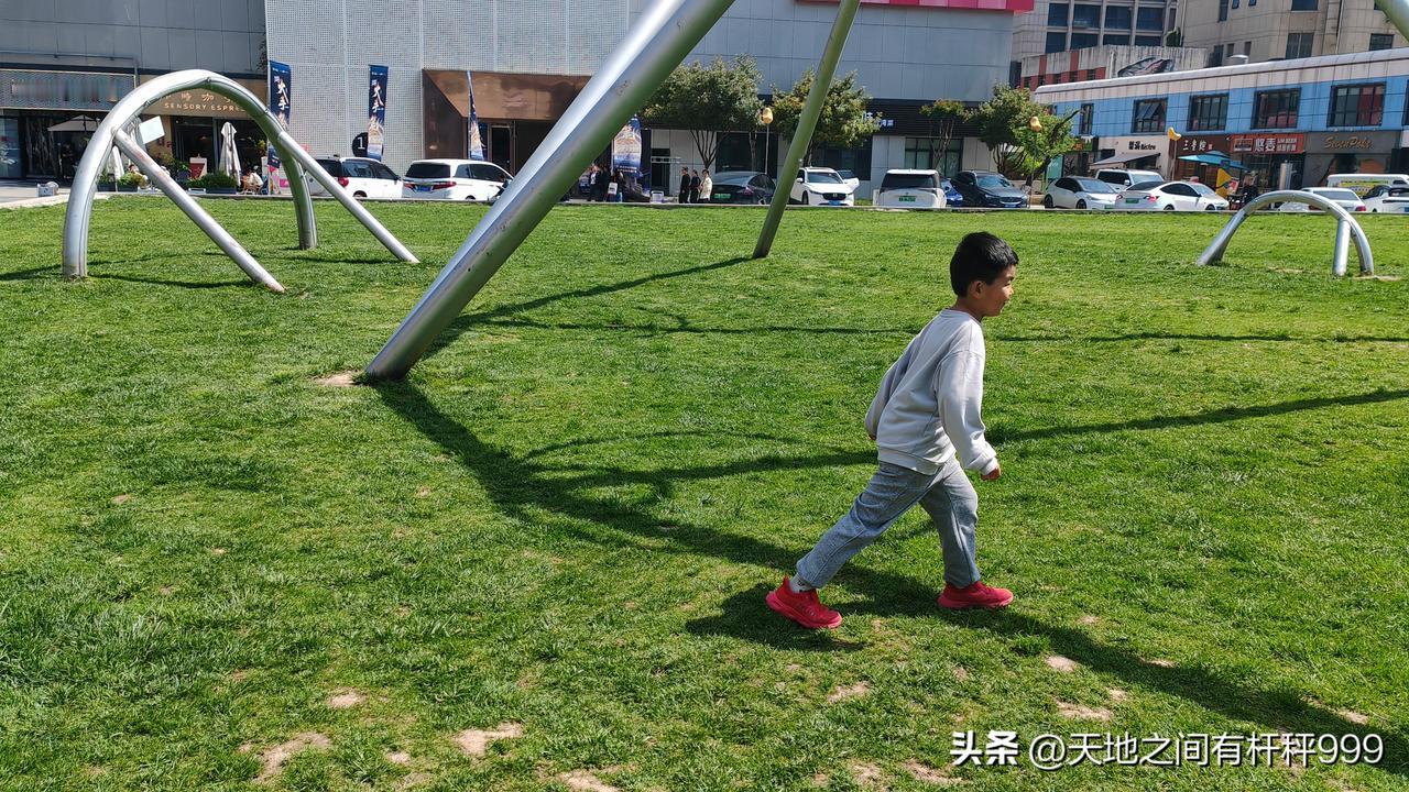 “​成功者怕财富与地位的根基不稳，处处提防；弱势群体怕权益被侵害，步步谨慎。”