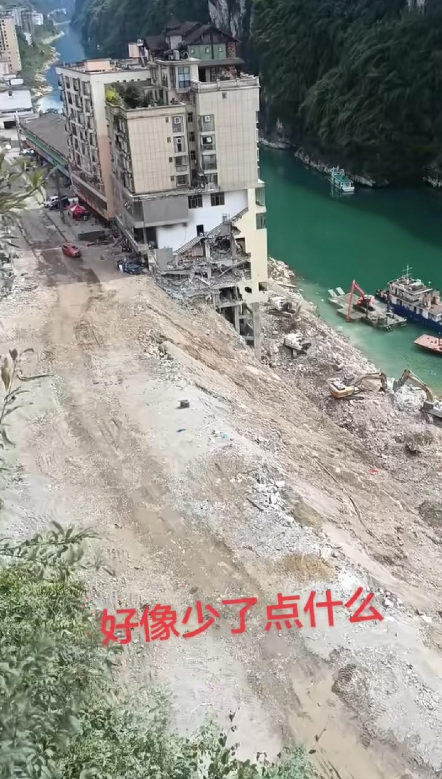 彭水搜寻现场，已经基本结束了，主路已经完全平整了，过人没问题，土堆稍微有点高，勉