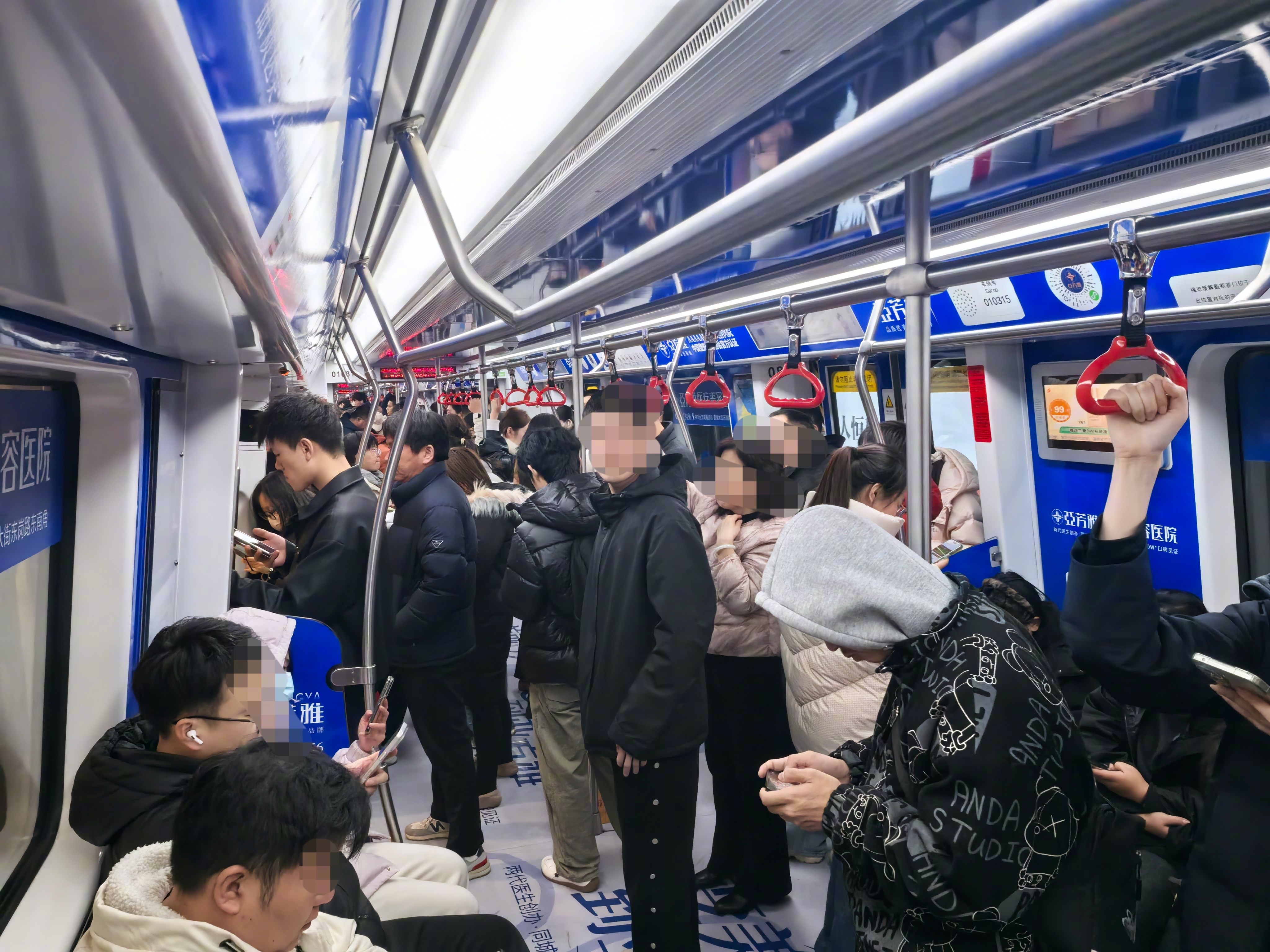 以往回家要么打车要么开车，好几年都没乘坐石家庄地铁了，今晚赴宴乘坐地铁发现乘客不