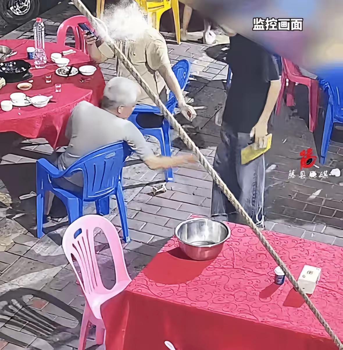 真的特别解气！

广东大排档这一幕，

狠狠诠释了什么叫：赚钱可以，受辱不行。
