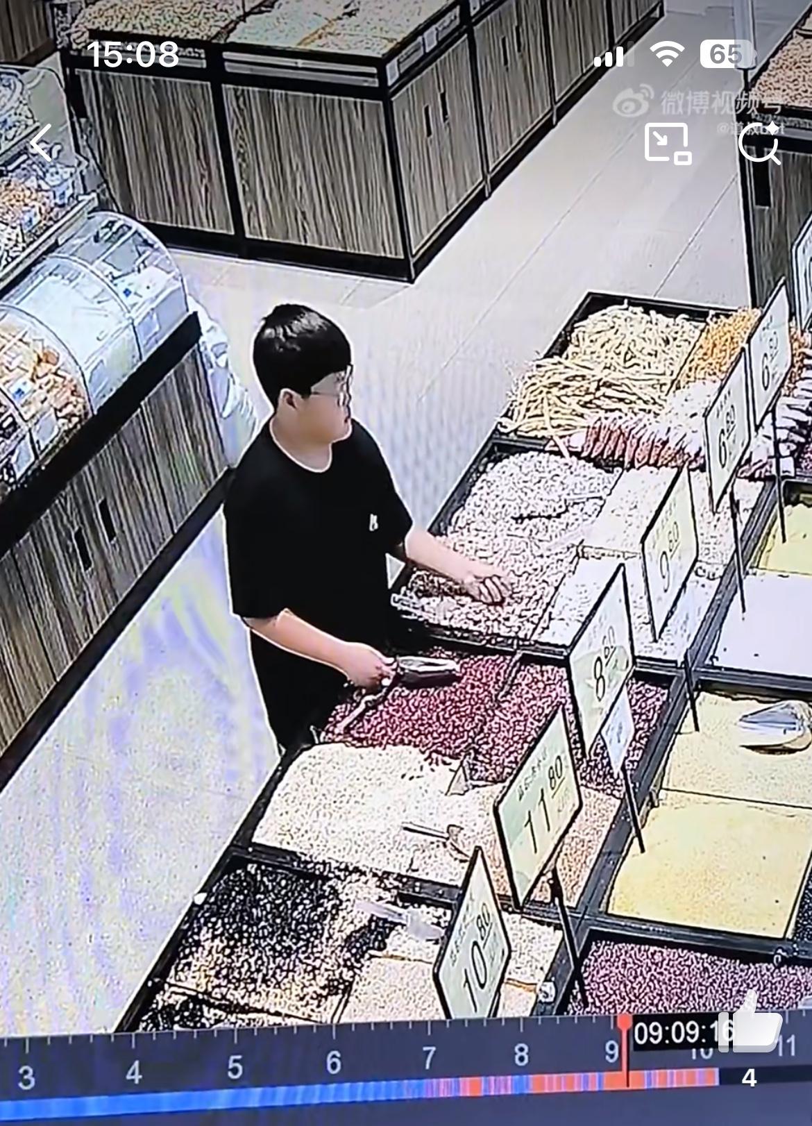 广东某超市，一熊孩子手欠，把各种杂粮混合到一起，这下真变成五谷杂粮了。每个超市都