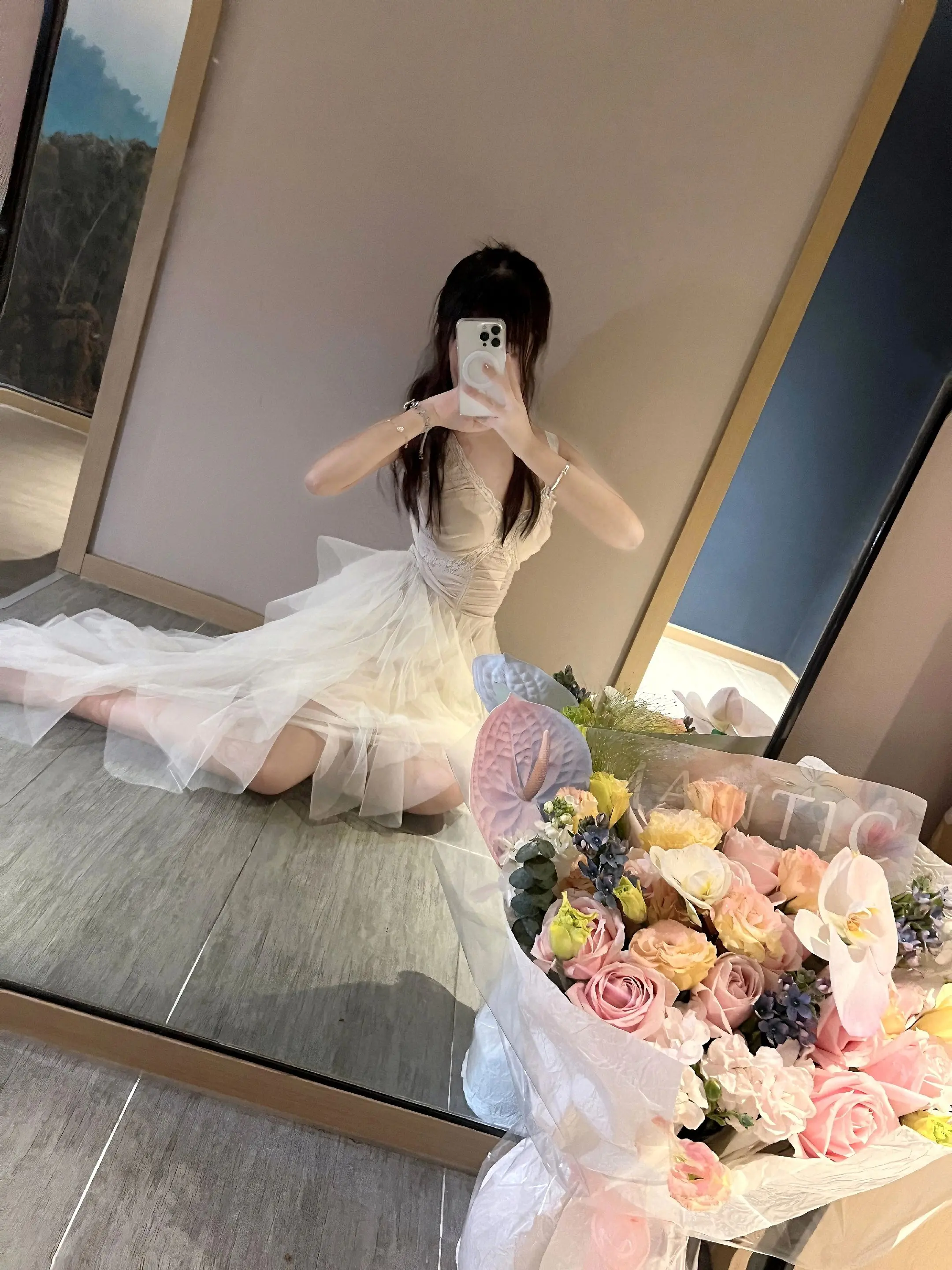 曾经你和我站在统一战线 告诉我你最恨伤害我的人 你现在恨你自己吗