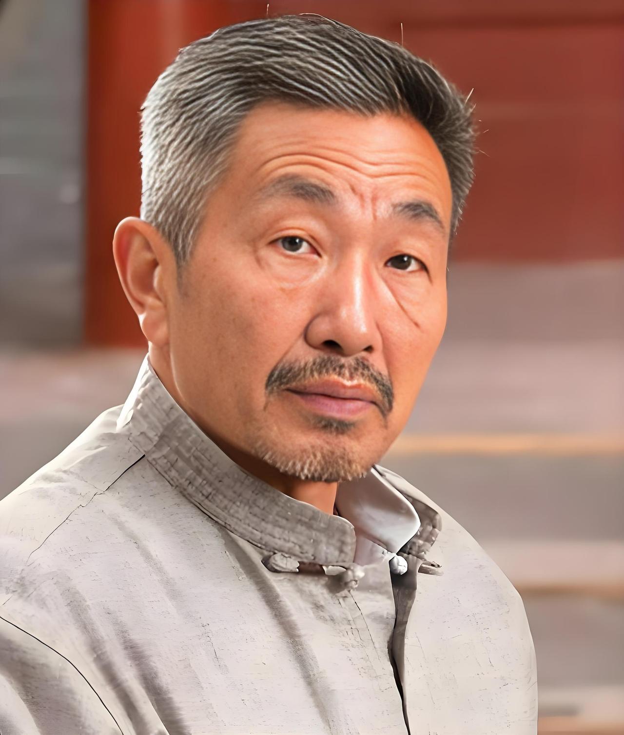 著名影视表演艺术家、著名话剧表演艺术家、广州话剧团一级演员，从哈尔滨邮政转运科的