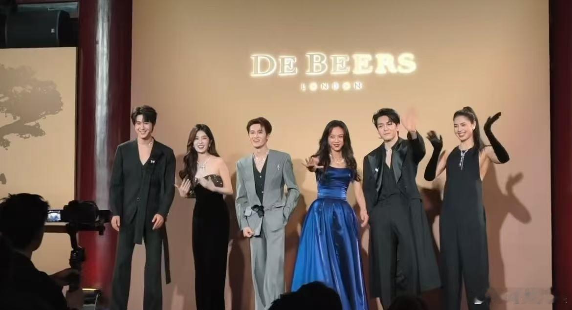 白鹿檀健次曾舜晞汤唯田嘉瑞张雨霏合照戴比尔斯晚宴大合照戴比尔斯晚宴大合照，现在，