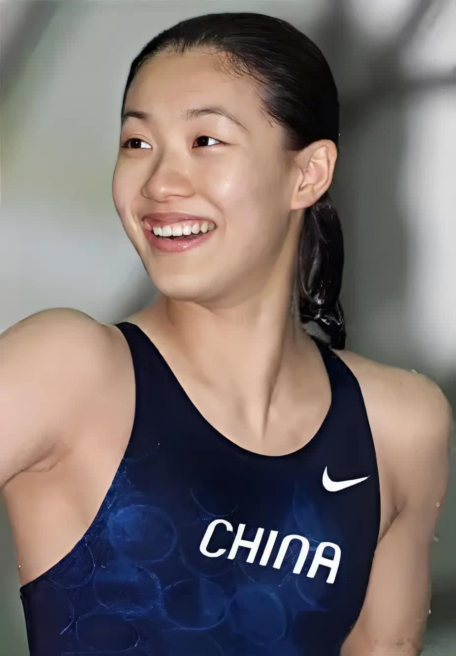 2019年，为了能让伏明霞顺利生育第四胎，年过古稀的梁锦松斥资100亿，将全亚洲