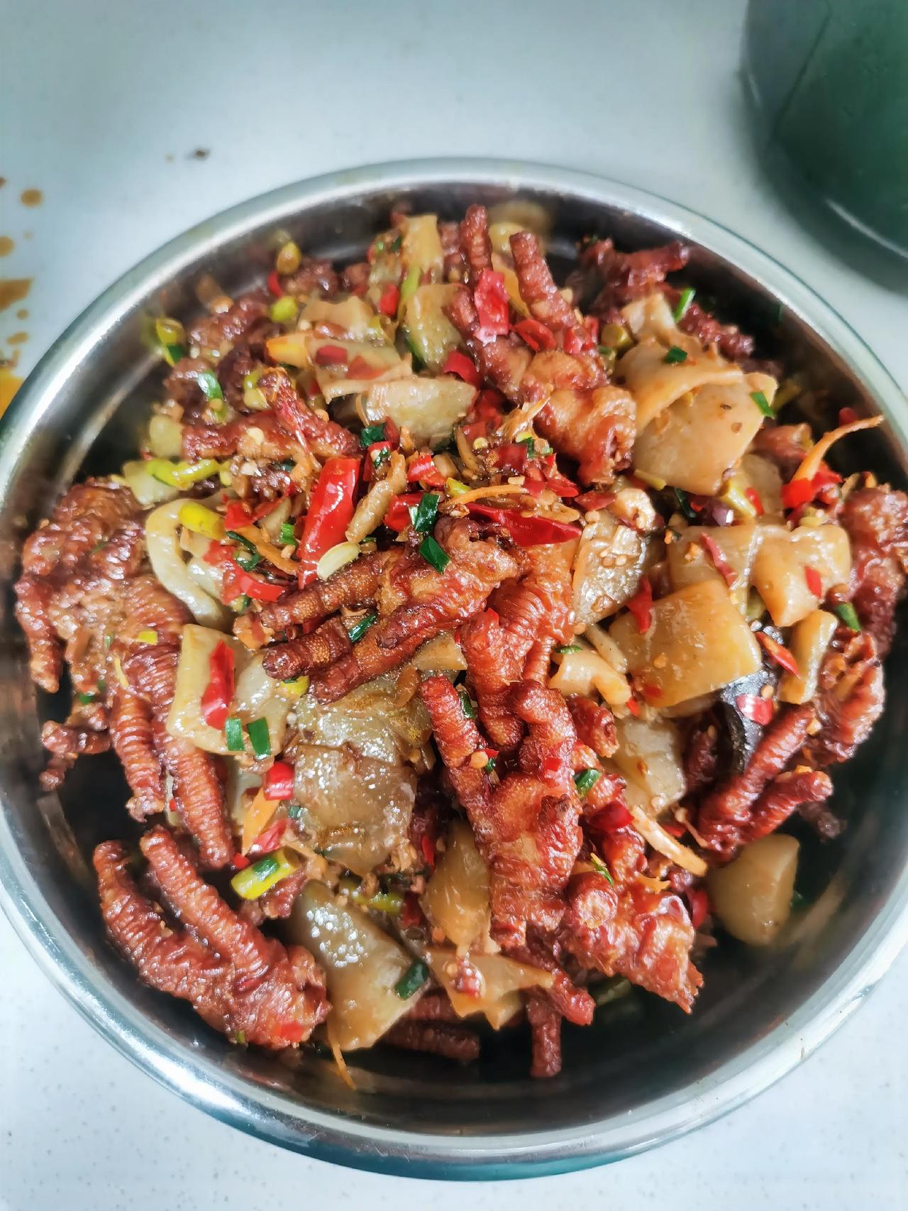 今日食堂家常菜谱：
磨芋焖鸡瓜
凉拌黄瓜
玉米骨头汤。

不想卷入任何是非，也没