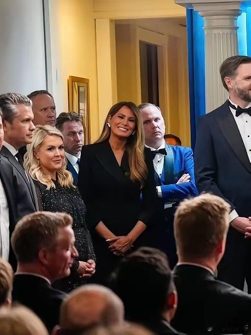 特朗普在白宫官网说：“鉴于今晚事件，我请求所有美国人全心全意地重新致力于和平解决