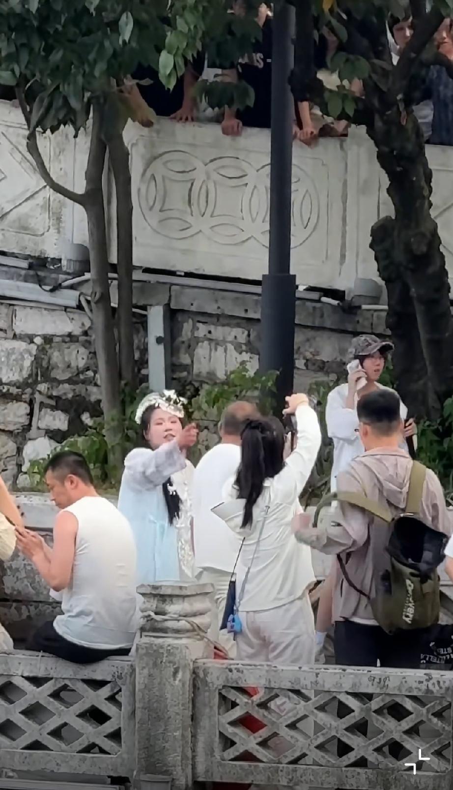 几名年轻女孩景区内直播，疑似因直播声音过大，引起一旁老人的不满，双方意见不合发生