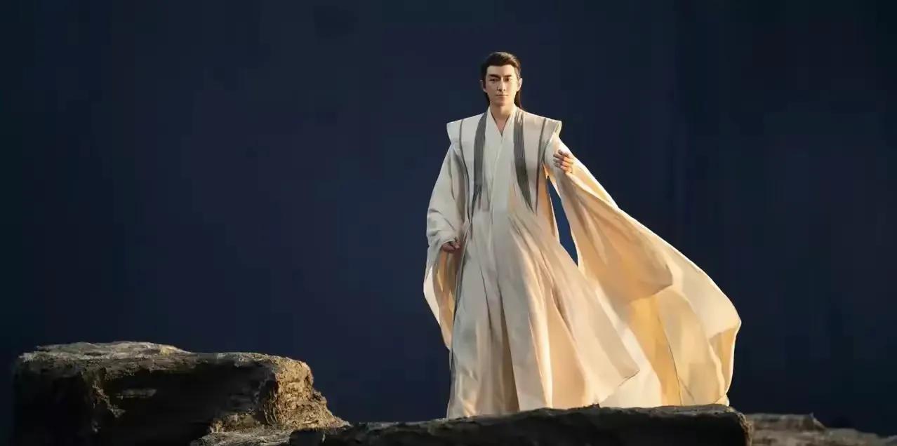 《与凤行》的服装师太懂了，完美避开了林更新的身材短板。剧中神君的几套戏服，几乎都