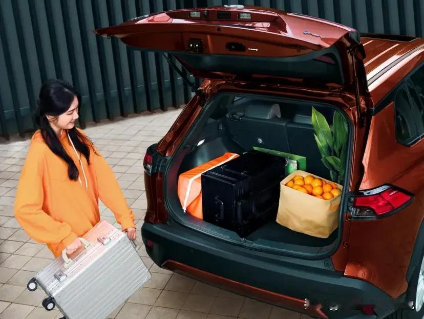 年底了，卡罗拉锐放那可是车圈里的“老经典”啦！这么多年，口碑一直稳稳当当，就没掉