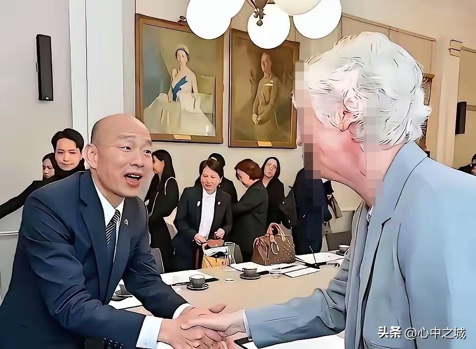 看到韩国瑜一脸谄媚，阿谀奉承，奴颜婢膝地上赶着跪舔。我更加确信：岛内没有高瞻远瞩