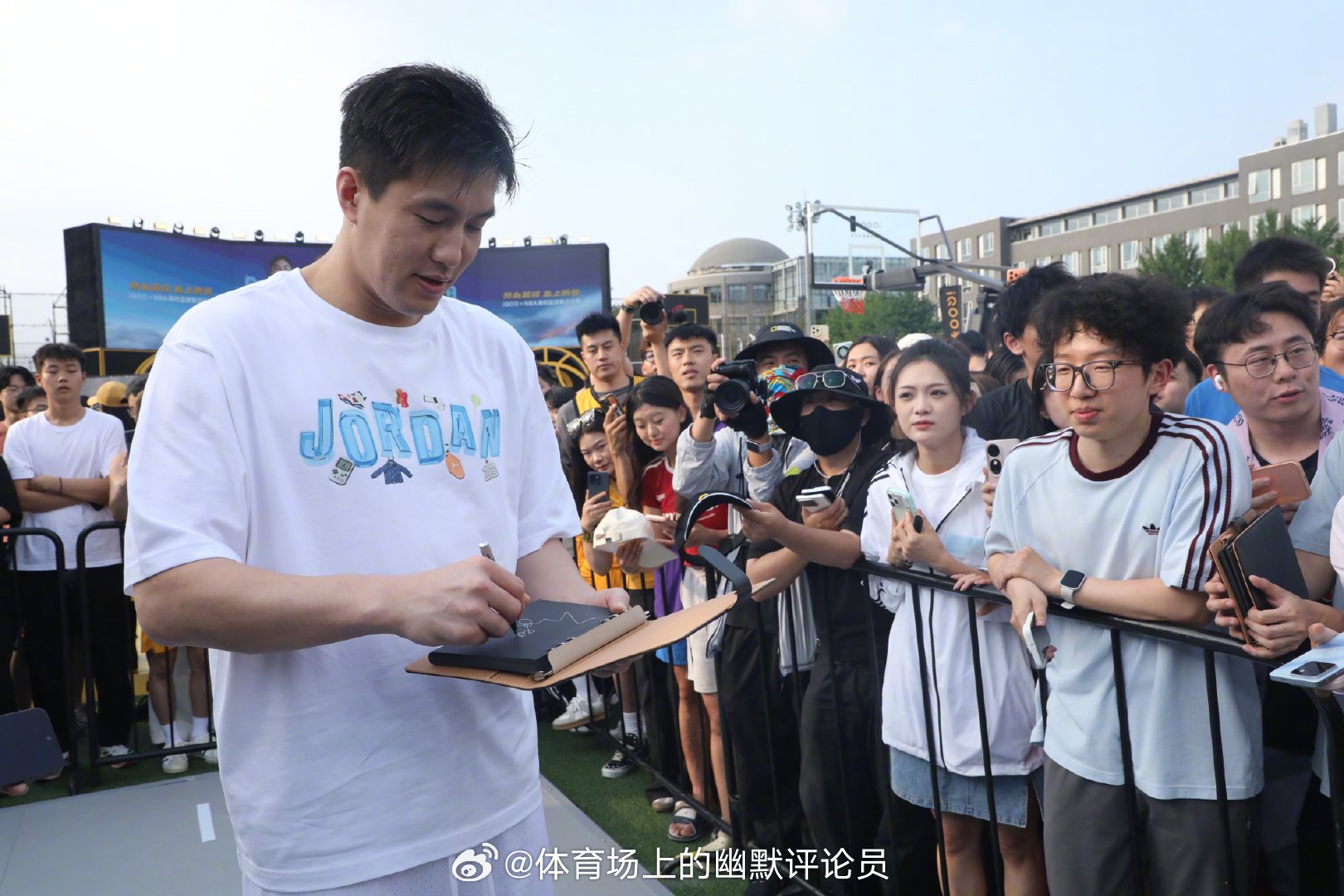 郭艾伦的签名，只给iQOO！✍️🏀现场球迷递本子、递帽子求签名，结果艾伦哥只认
