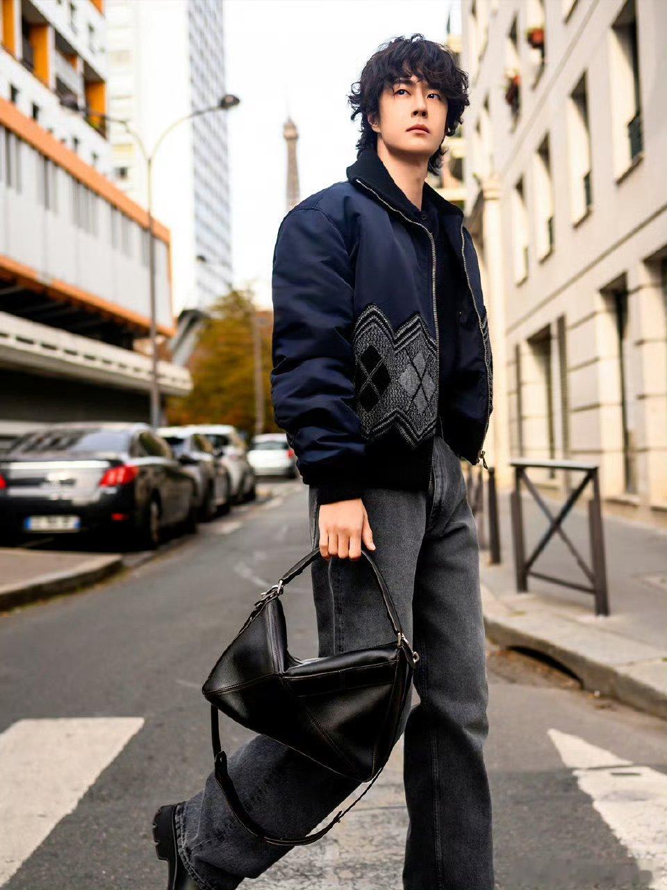 LOEWE罗意威全球品牌代言人王一博漫步巴黎街头，演绎2026早春系列及全新羽量