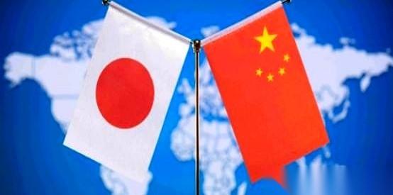 日本媒体给自己加了一场大戏。
一篇报道，高调宣布：法国G7峰会，不带中国玩了。原