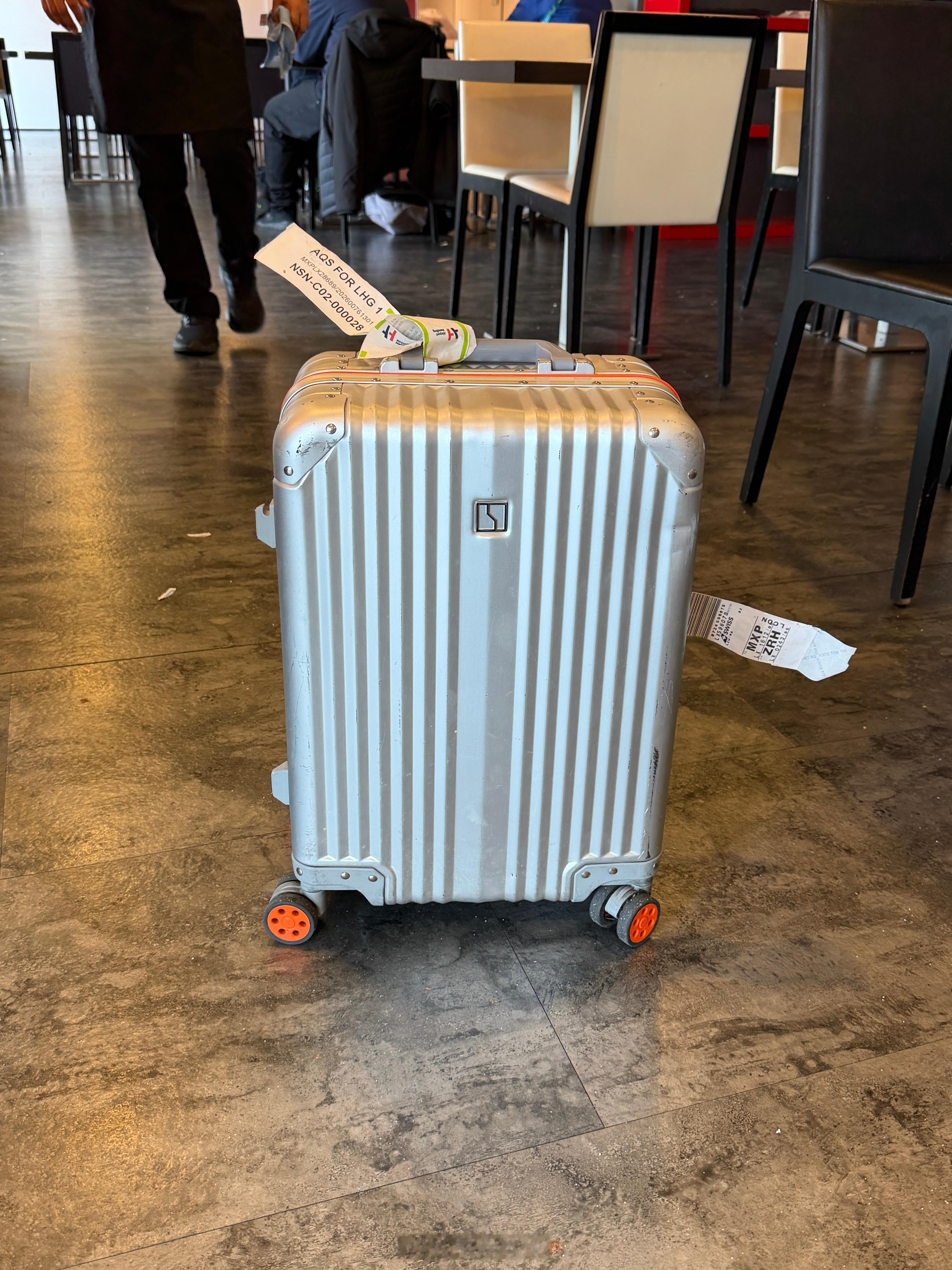 米兰机场竟然把我的行李箱找回来了！！！直接送来酒店了。虽然不知道他们是哪个环节出