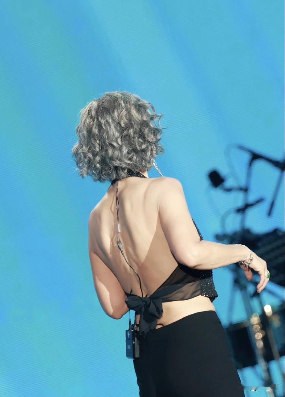 这哪是60➕的叶蒨文吶，18岁的美少女都没这身材。

纤细窈窕的“倒三角”身形和