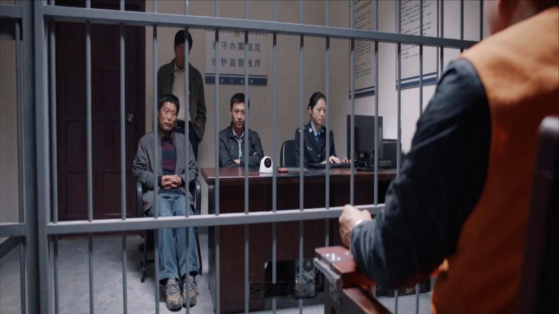 《我是刑警》少安他二爸审讯时的这个坐姿[笑cry][笑cry][笑cry] 