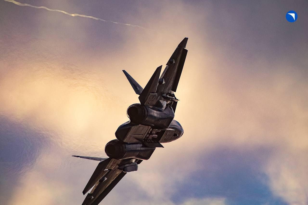 苏-57首次以敞开弹舱方式飞行表演，为了下周举行的迪拜航展，苏-57开始展开飞行