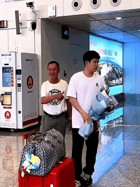 他没有夺冠，却赢得了更多人的尊敬。

林诗栋在全运会乒乓球男单决赛中败给世界第一