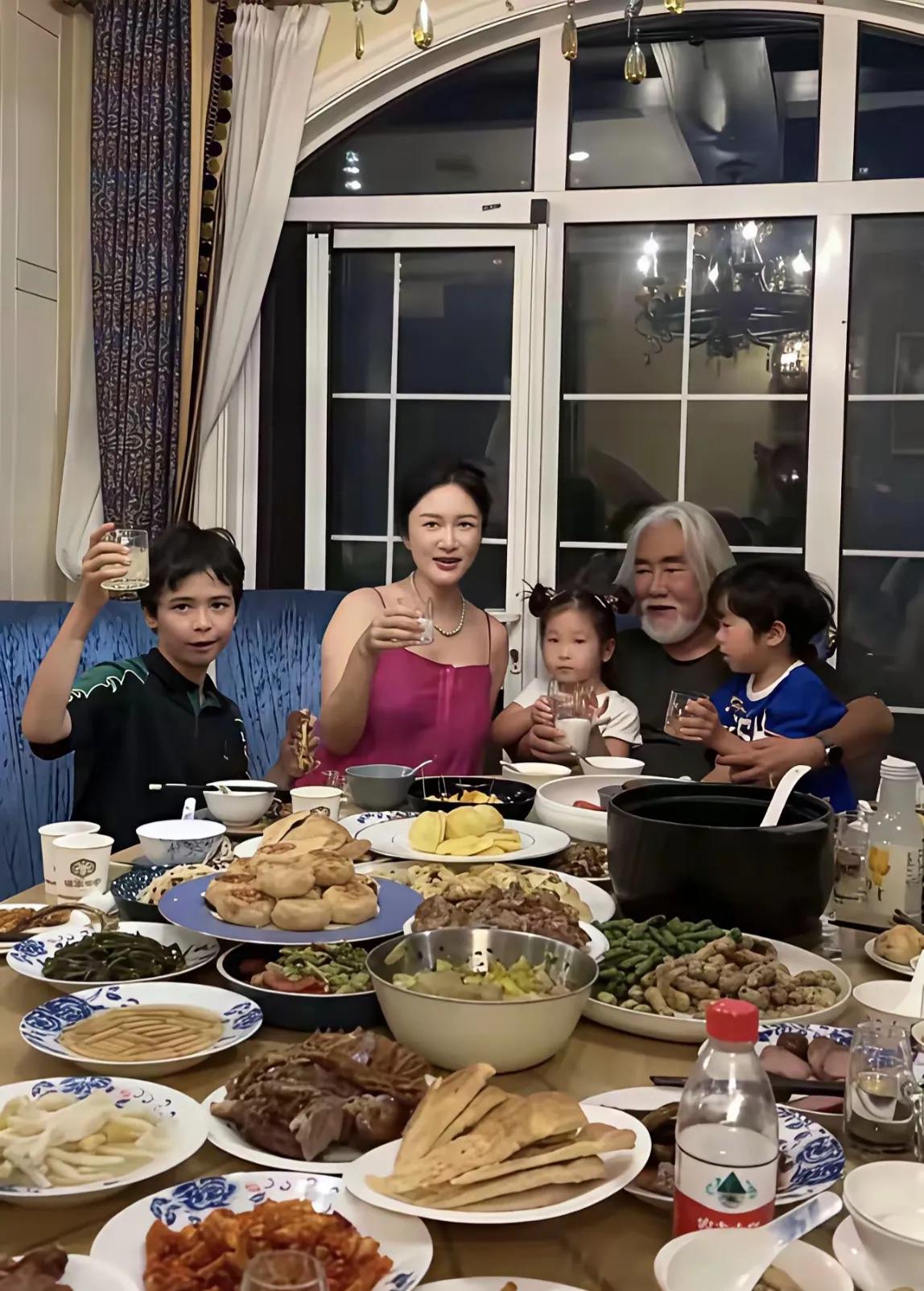 张纪中急眼了！74岁的他发视频庆祝小女儿一岁生日，有网友在评论区玩梗“求娶当女婿
