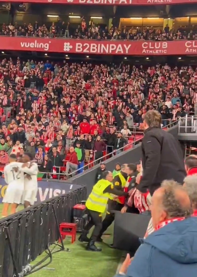 皇马 卡马文加在对阵毕尔巴鄂的比赛中取得进球后，安保人员不得不制止一名球迷，因为