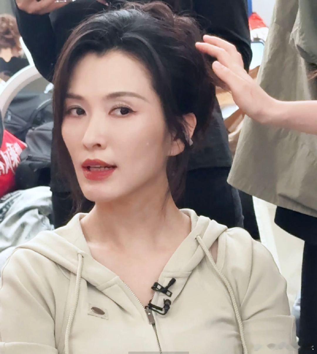 徐洁儿上一秒妈咪下一秒女鹅给徐洁儿戴无框眼镜的简直天才谁能拒绝徐洁儿的双重魅力！