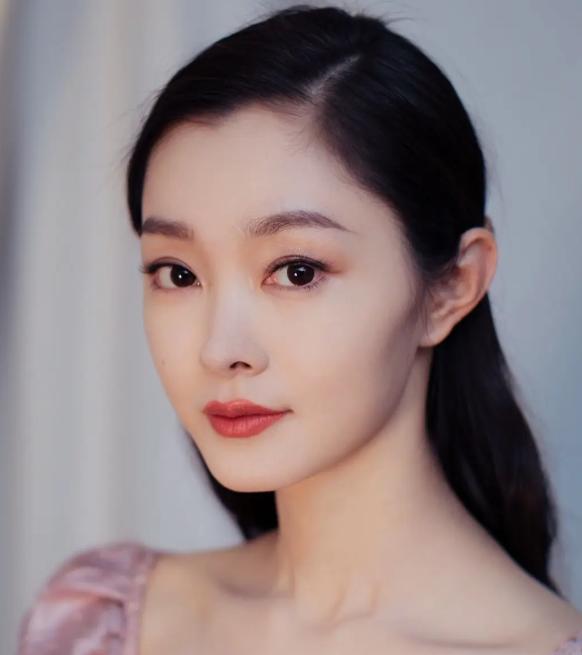 窦骁问宋轶："有人把你的名字念错过吗？"宋轶说："有啊，好多。"窦骁好奇："他们
