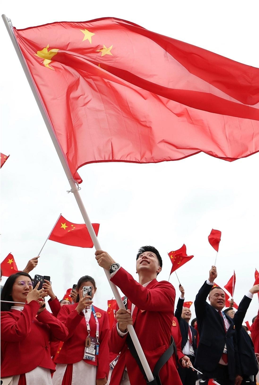 上帝赐予我们记忆，让我们在十二月也能拥有玫瑰。 ——艾米·布鲁姆  马龙好适合穿