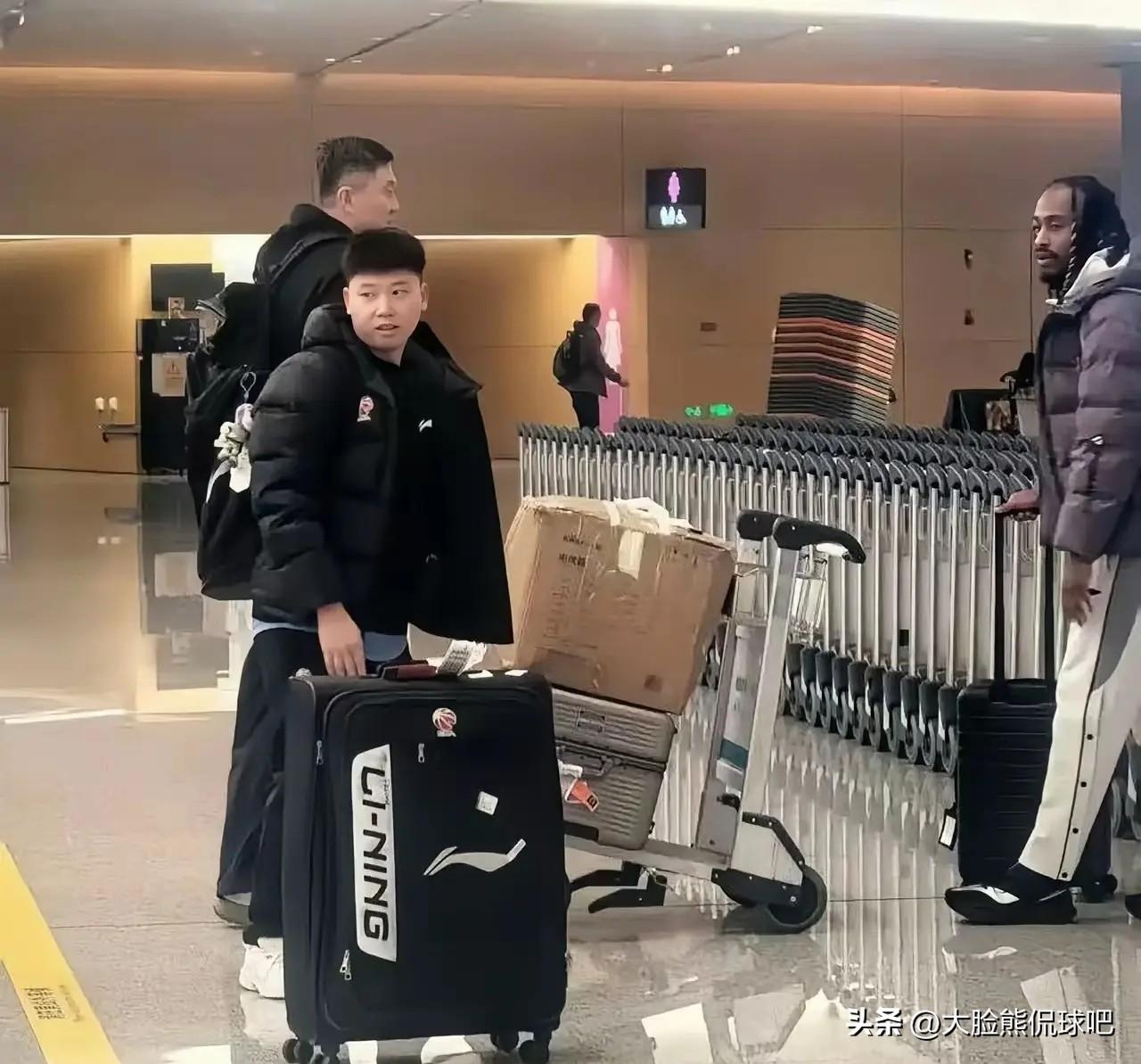 对阵新疆，麦考尔迎来赛季首秀！
今天麦考尔已经随队到机场，前往乌鲁木齐参加对阵新