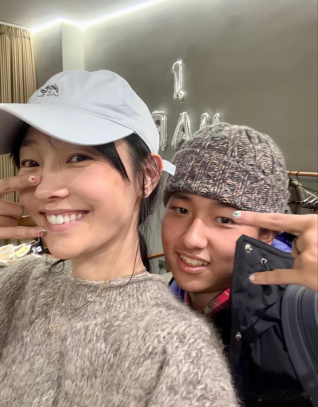 白百何跟大儿子同框了。这孩子，跟他爸陈羽凡，简直像一个模子刻出来的。 ​​​