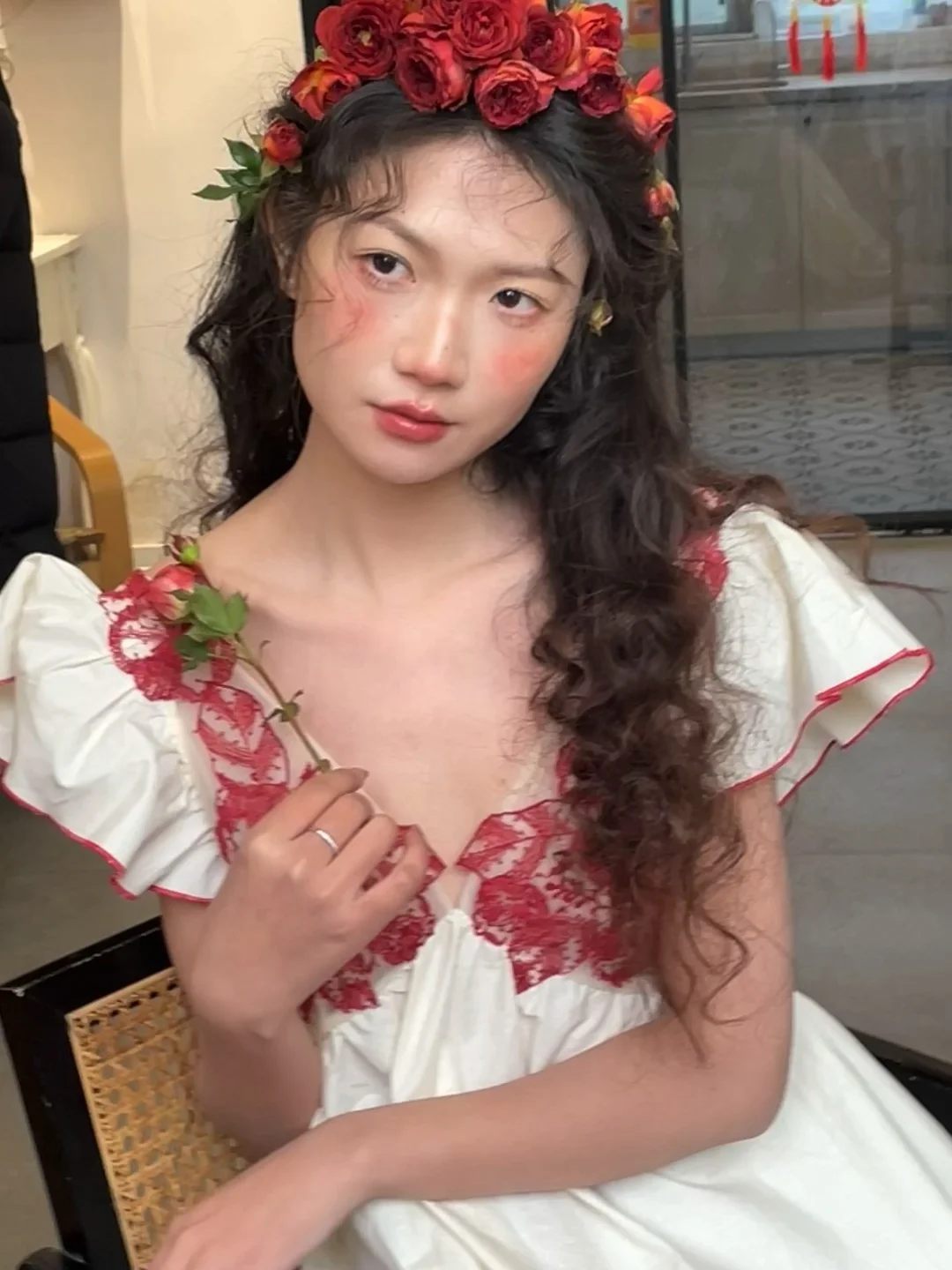 谁懂余爱的美呀！根本不想放新娘去换衣服！