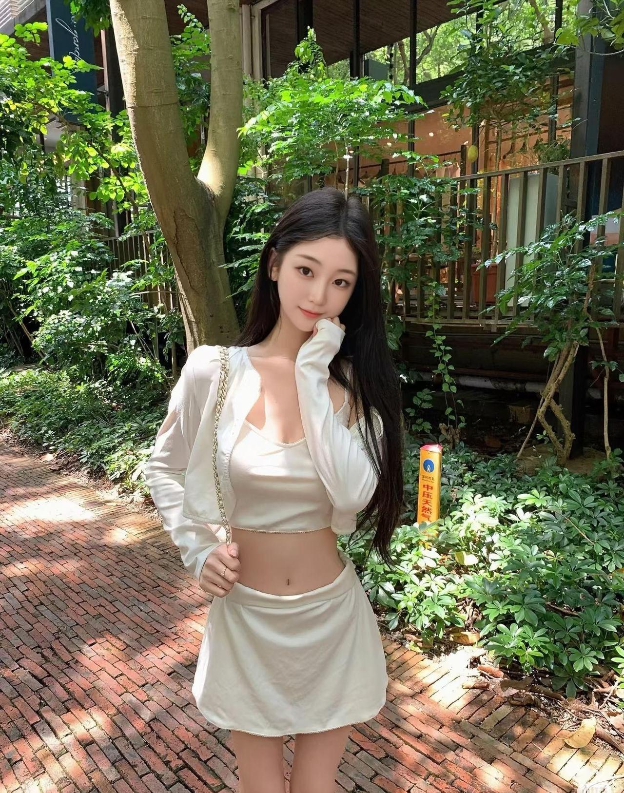 今日穿搭分享
      今天穿的是一套浅色露肩短款上衣和迷你裙，外面搭着白色长
