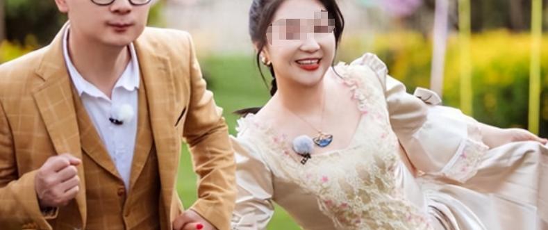 傅首尔老公再提离婚！当众泪崩，“女强男弱”的遮羞布被狠狠撕开
傅首尔和老刘相识于