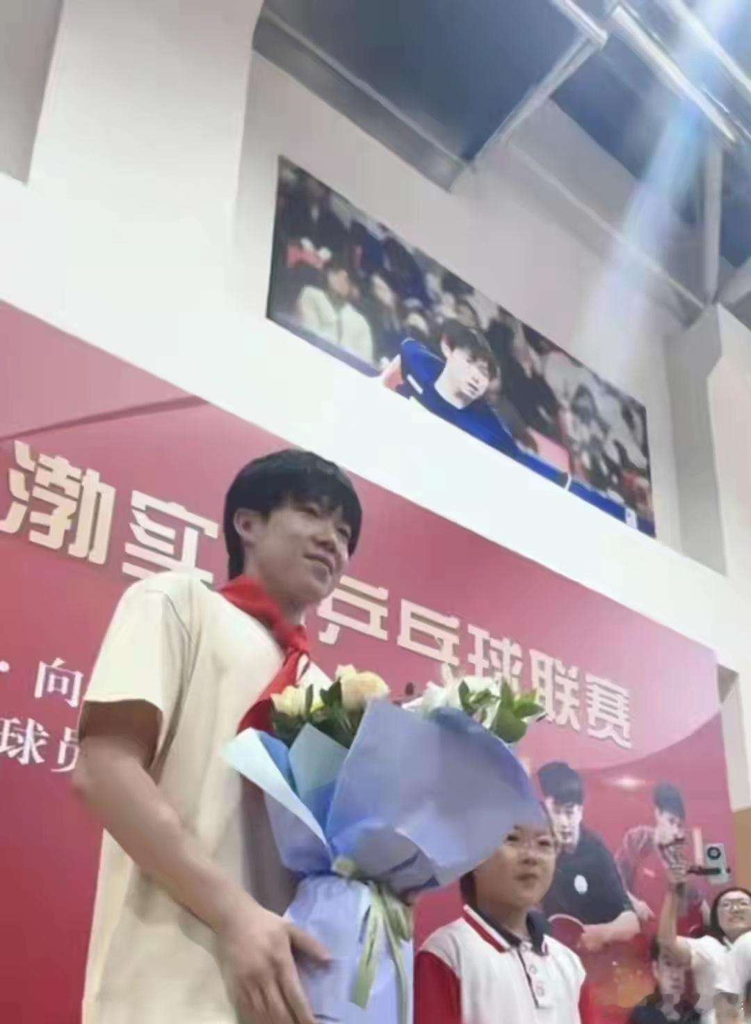 王楚钦问献花小女孩花不给我了吗大头以后也是个好爸爸好男人，为这个可爱可亲漂亮大胆