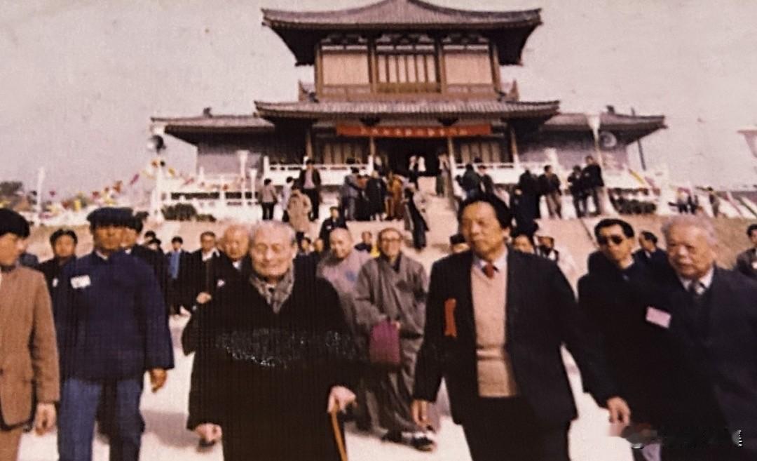 1988年9月，赵朴初赴陕西法门寺参观考察的老照片。早在1987年4月，法门寺唐