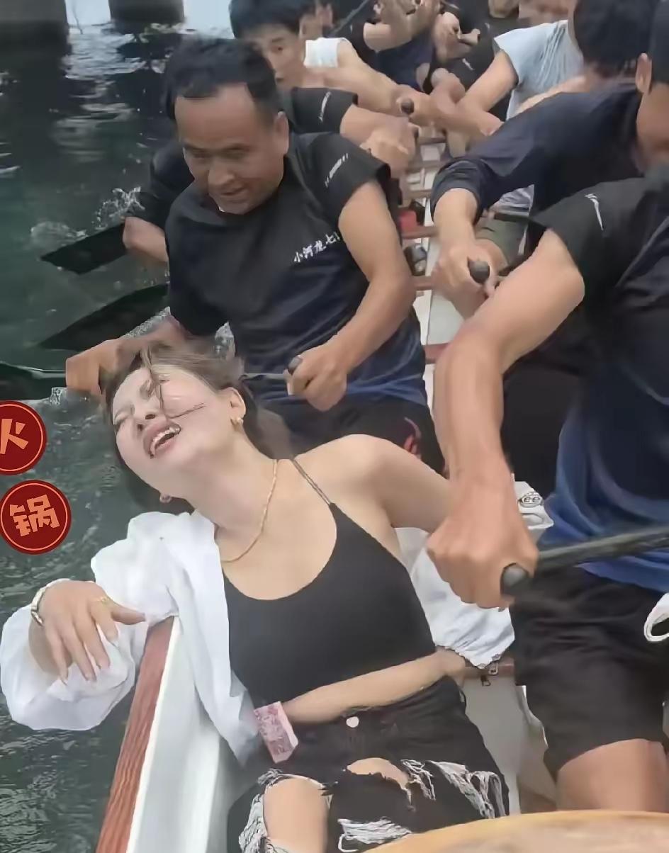 就龙舟那档子事，网上吵得都快开锅了。翻回去看原视频，妹子就是外套滑下来了，船晃得