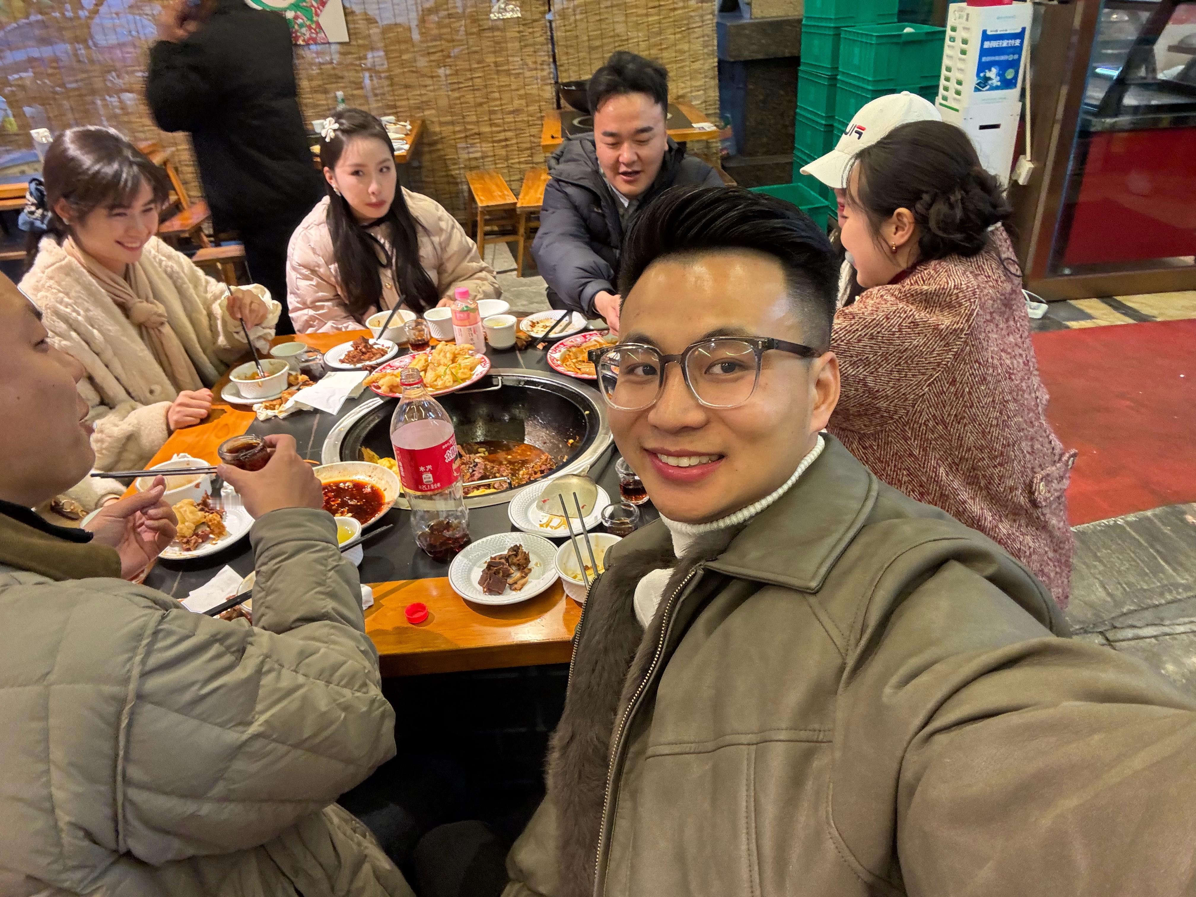 老同学相聚，份外开心。大家都得开车回村里，哈哈。就可乐代酒，结果还喝了三大瓶，也