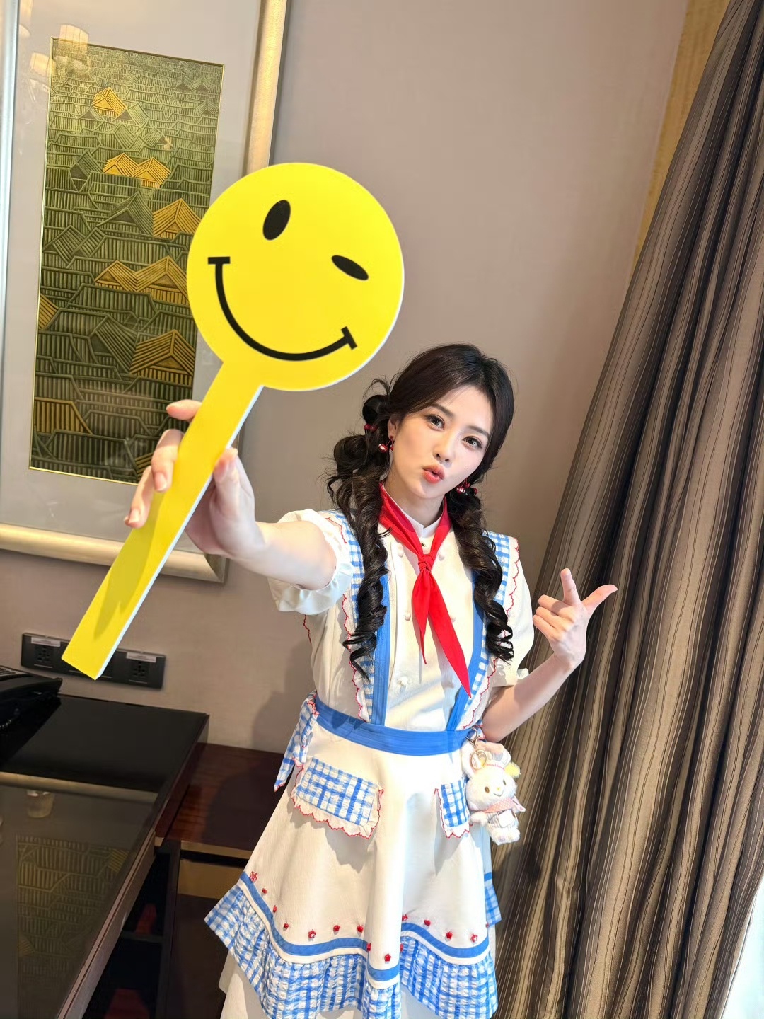 真诚的白鹿遇上真诚的粉丝希望大家还是多多关注作品白鹿举着滚动字幕说明私人行程