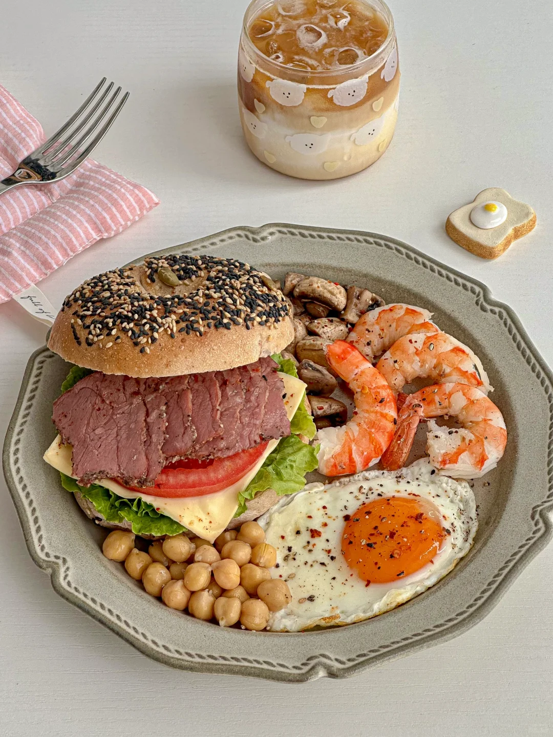 一人食早餐🍳贝果牛肉三明治🥪虾仁拼盘