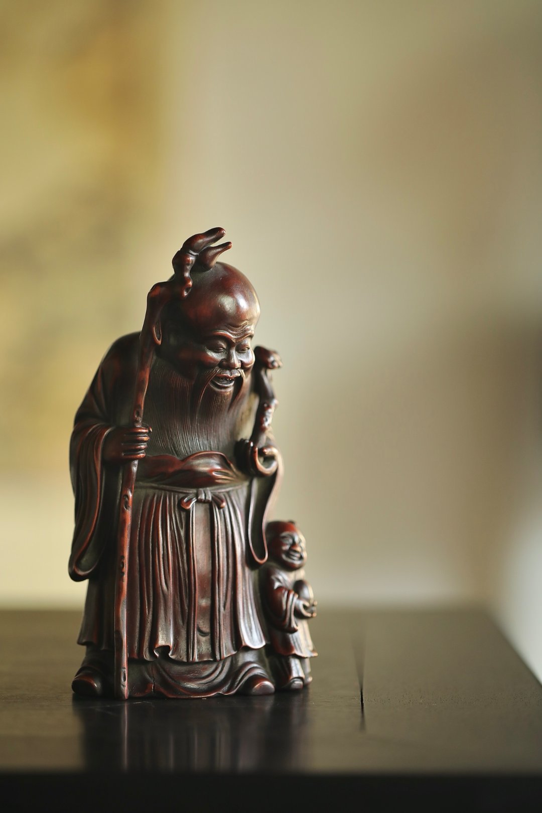 黄杨木仿古 | 寿星长眉垂髫带笑，手拄挂桃杖，童子捧寿果偎于侧，眉眼间尽是“福寿